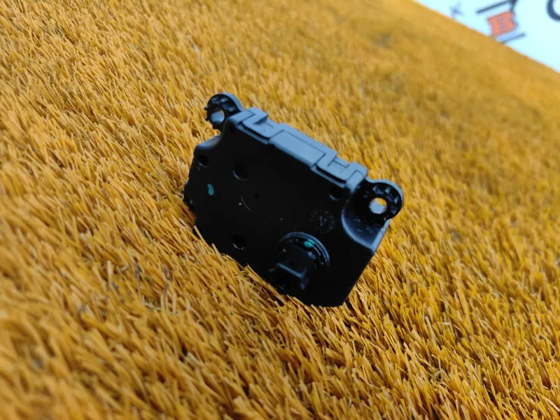 Моторчик заслонки печки