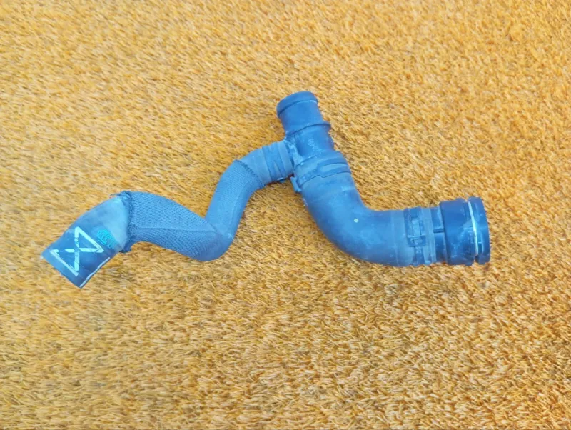 Патрубок системы охлаждения