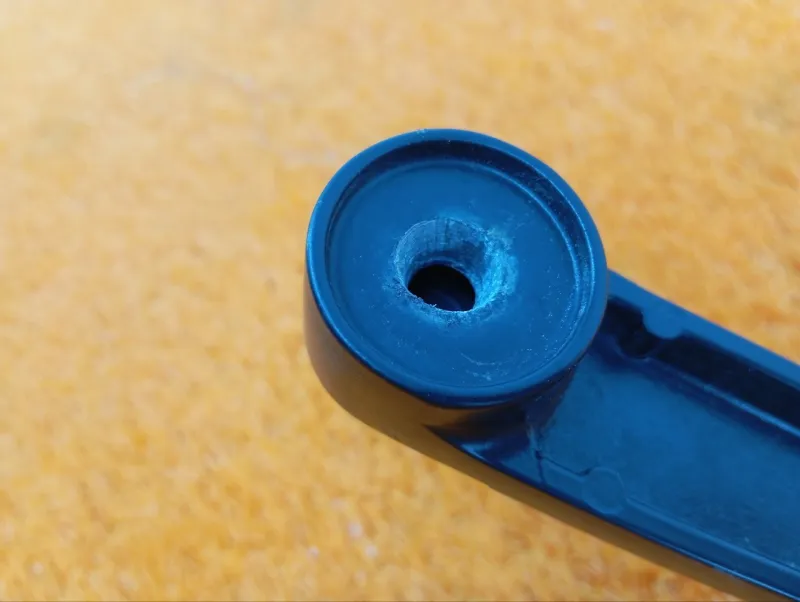 поводок стеклоочистителя