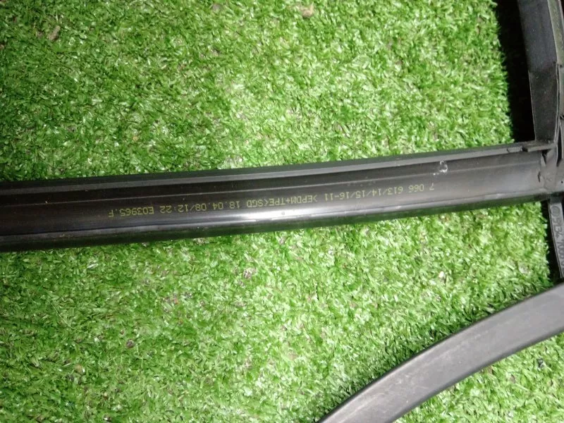 Уплотнитель стекла двери