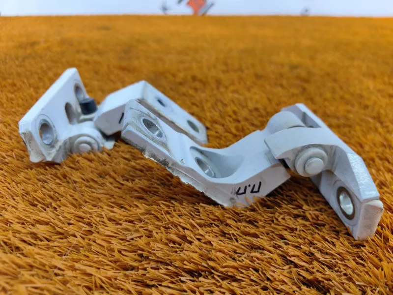 Петля двери