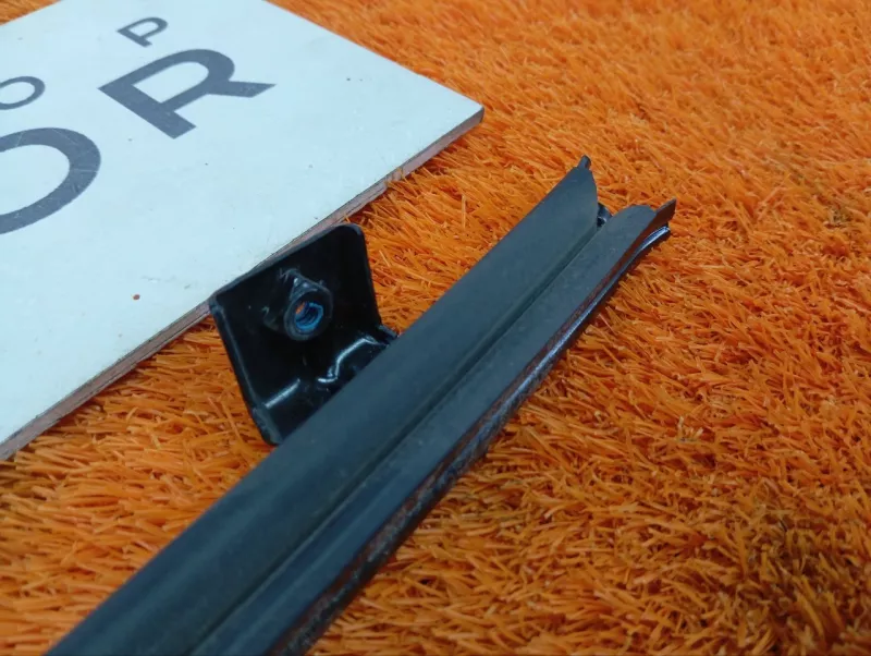 Направляющая стекла двери