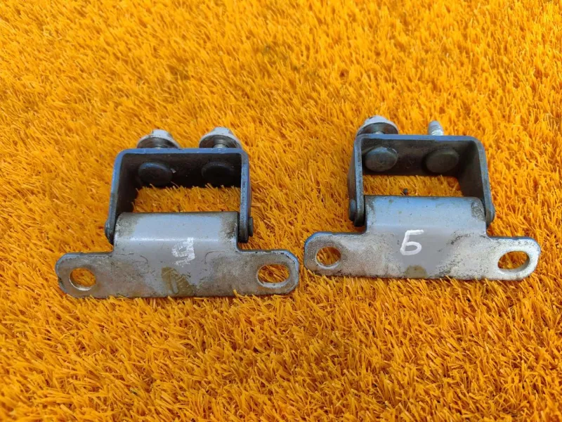 Петля двери багажника