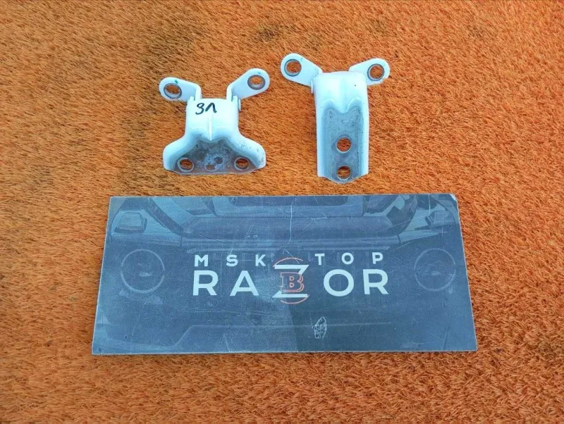 Петля двери