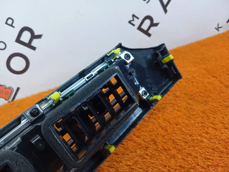 Декоративная накладка торпедо под дефлектор