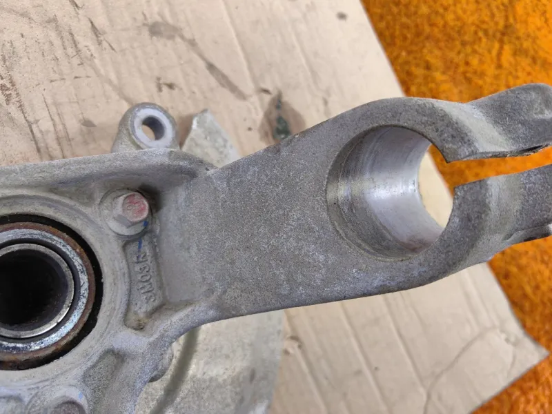 Кулак поворотный