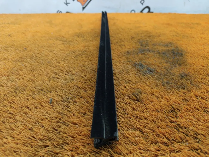 Уплотнитель стекла двери