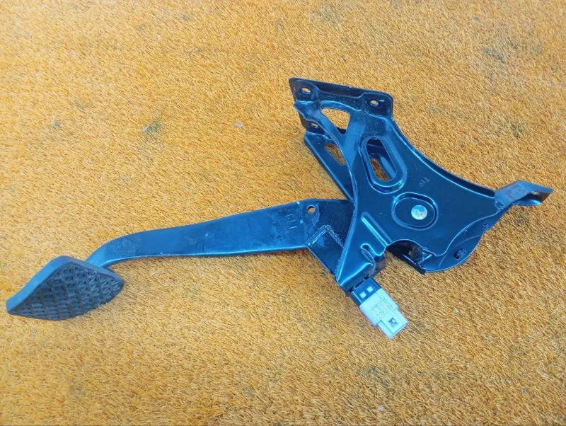 Педаль тормоза