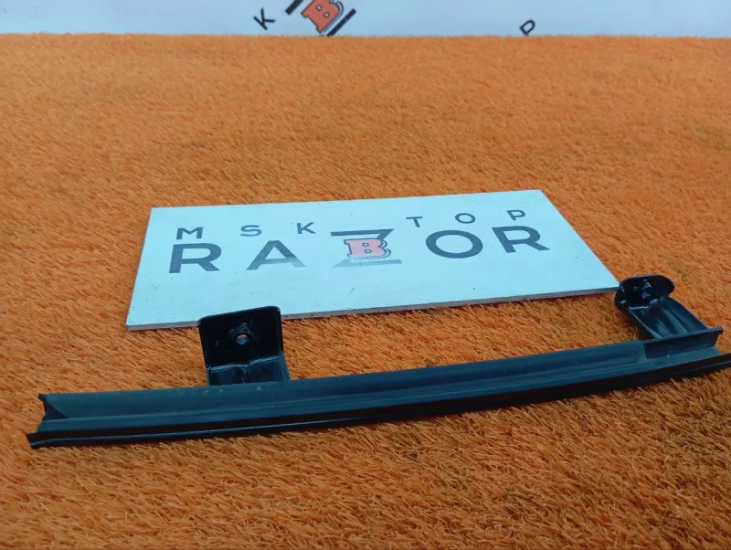 Направляющая стекла двери