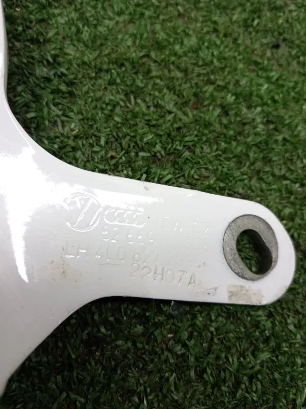 Петля двери багажника