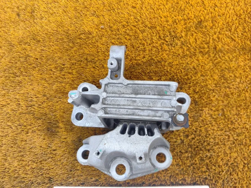 Подушка двигателя