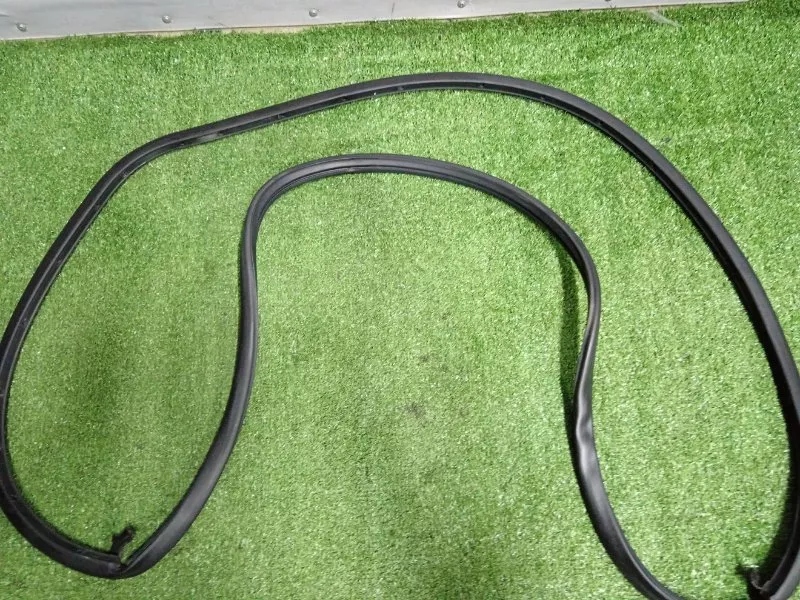 Уплотнительная резинка боковой двери