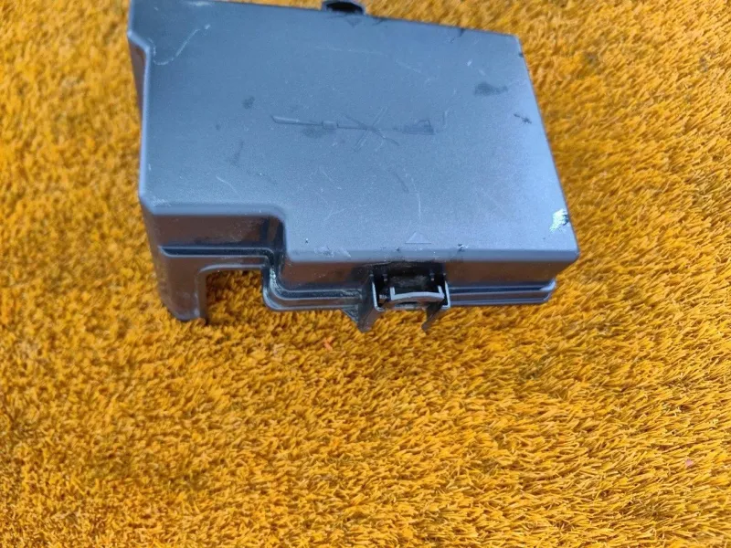 Крышка блока предохранителей