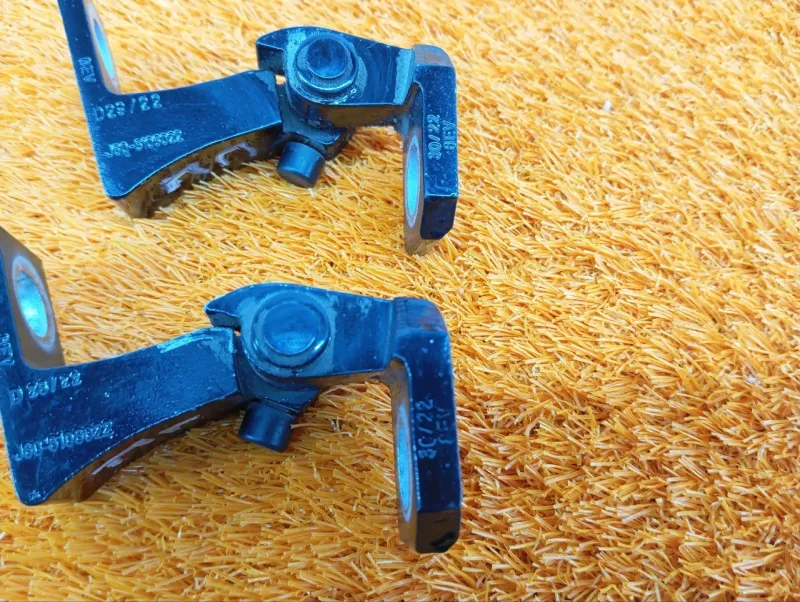 Петля двери