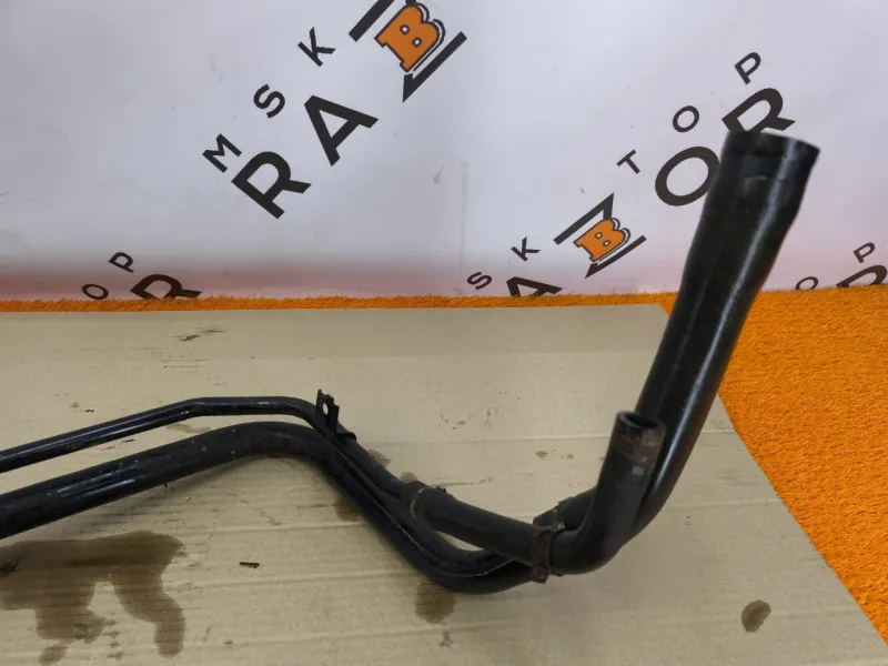 Горловина топливного бака