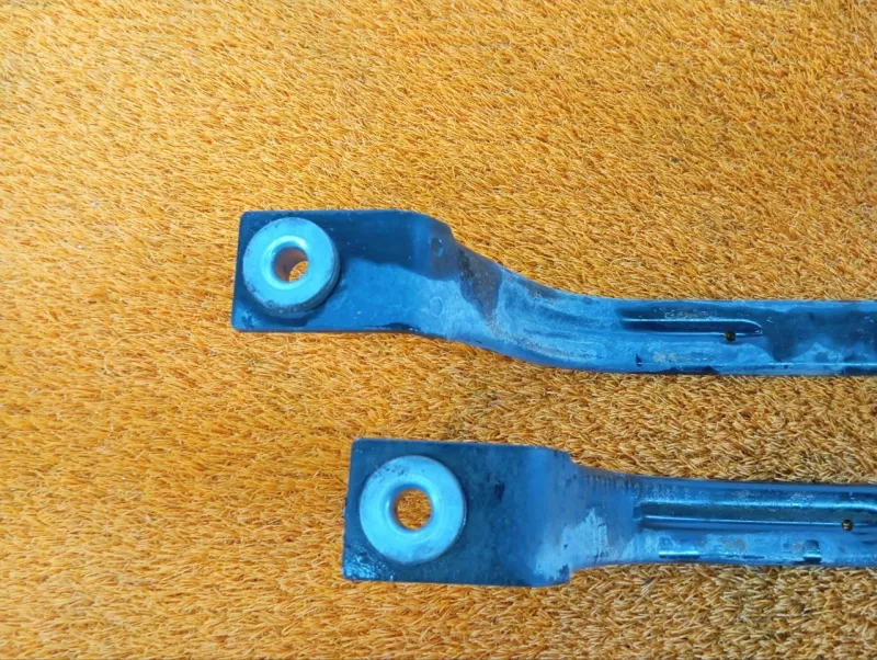 Крепление топливного бака