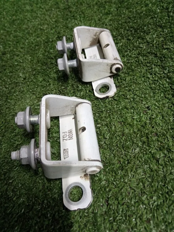 Петля двери багажника