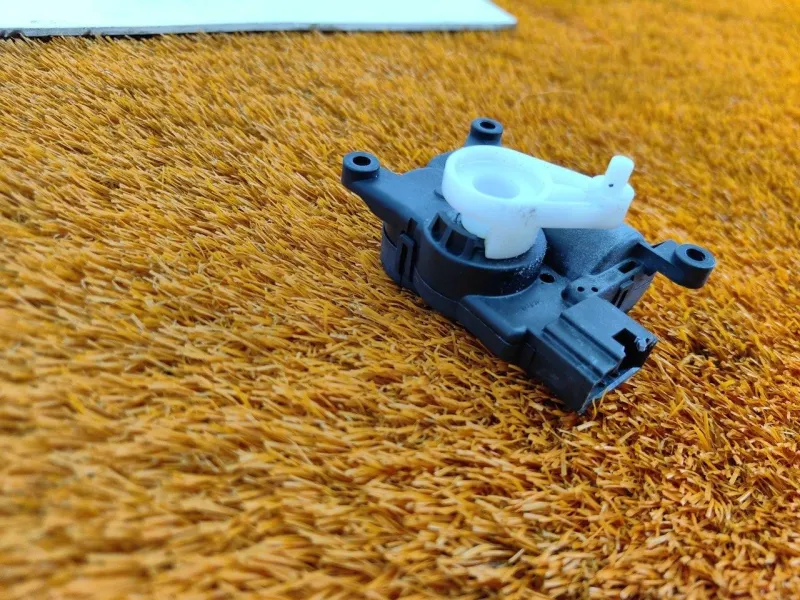 Сервопривод заслонок печки