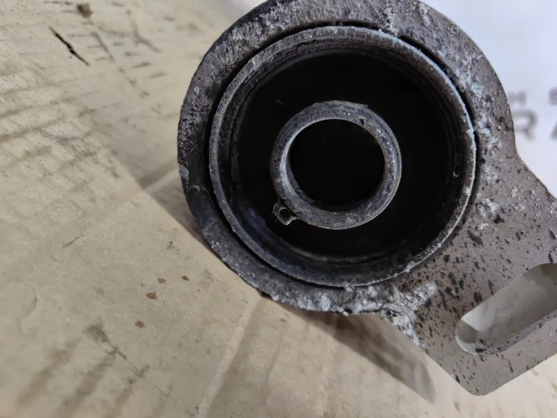 Рычаг подвески нижний