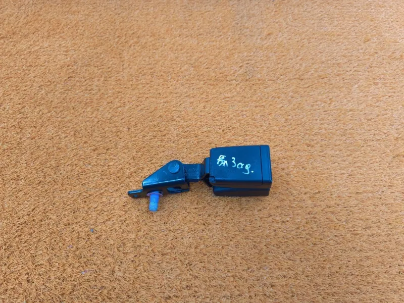 Ответная часть ремня безопасности