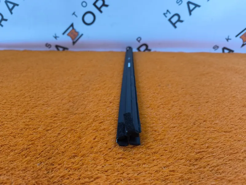 Уплотнитель стекла двери