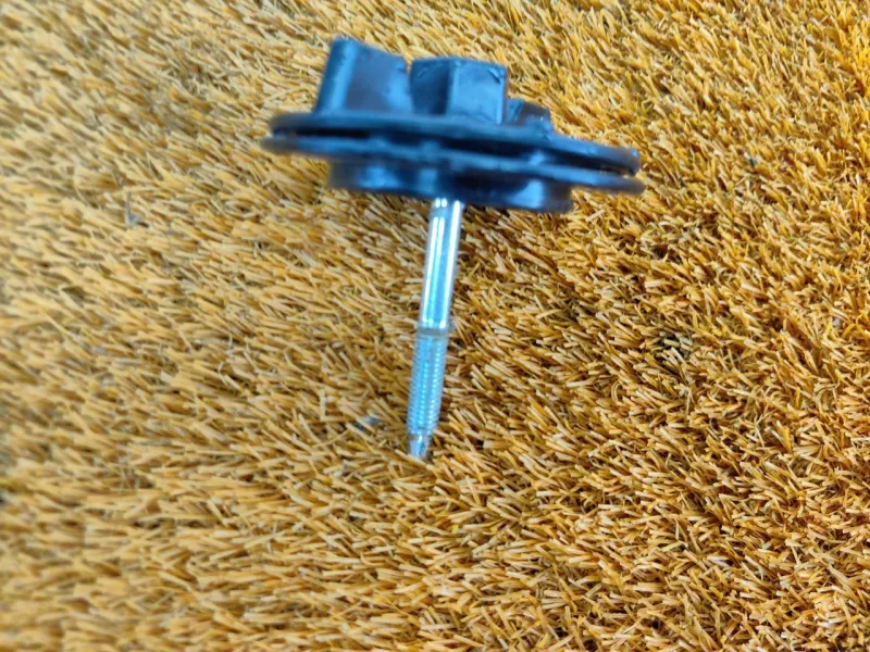 Болт крепления запасного колеса