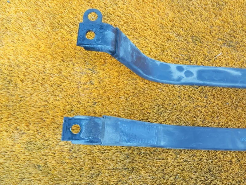 Крепление топливного бака