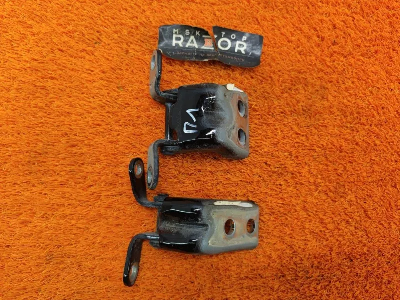 Петля двери