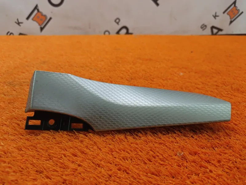 Декоративная накладка торпедо под дефлектор