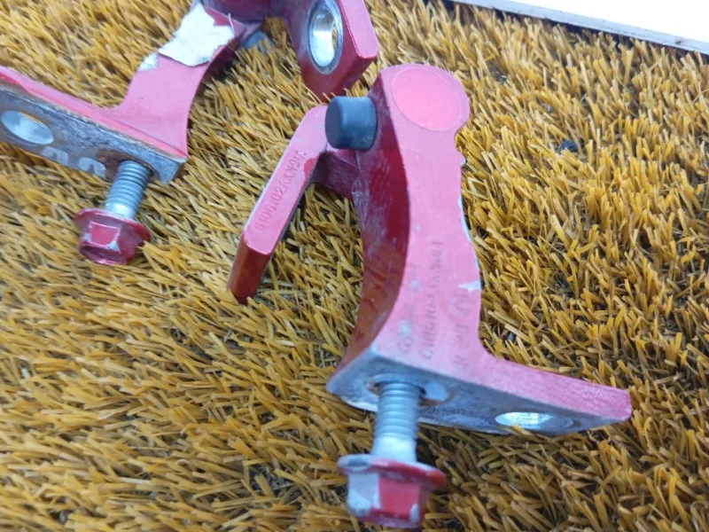 Петля двери