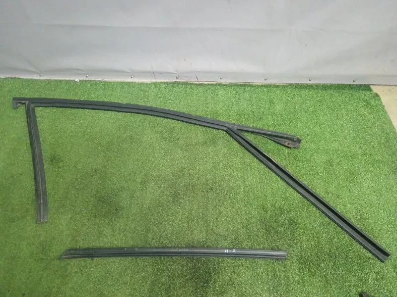 Уплотнитель стекла двери