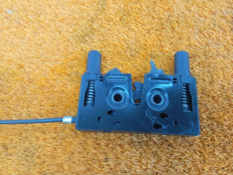 Замок капота