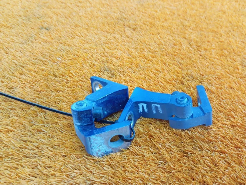 Петля двери