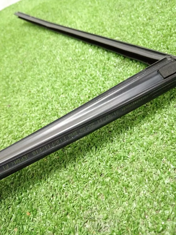 Уплотнитель стекла двери