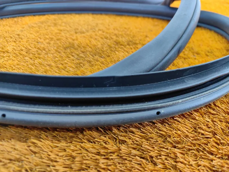 Уплотнитель проема двери