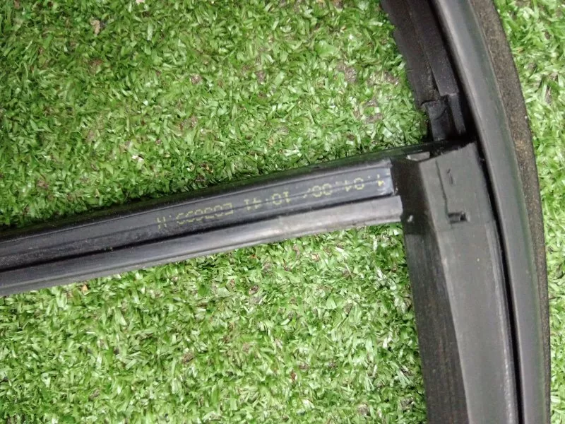 Уплотнитель стекла двери