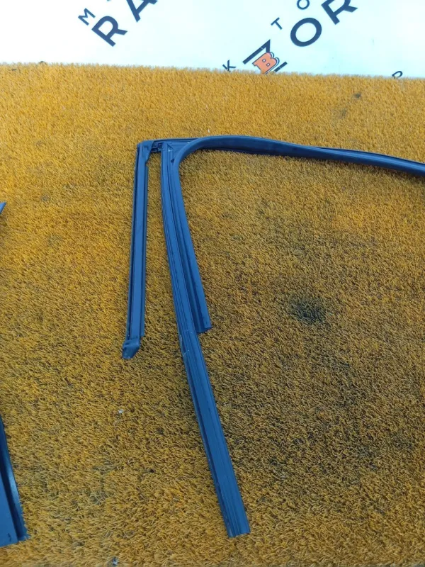 Уплотнитель стекла двери