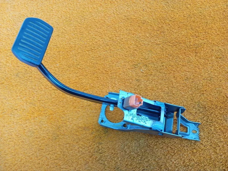 Педаль тормоза