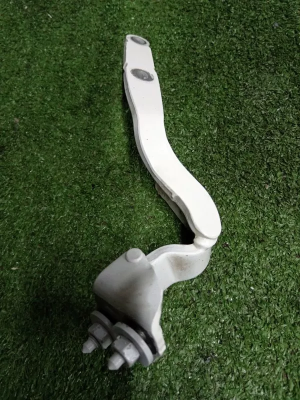 Петля двери багажника