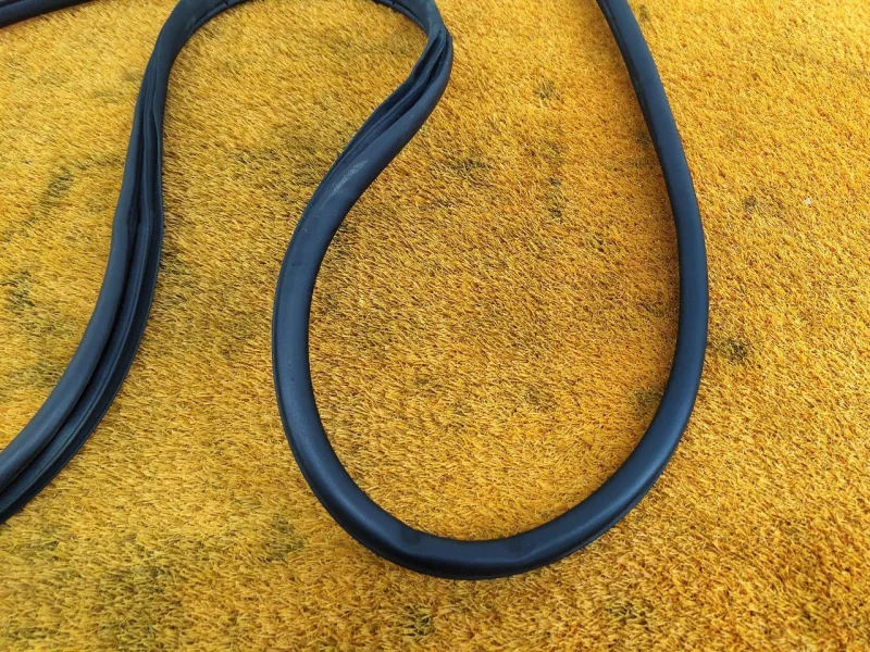 Уплотнитель проема двери