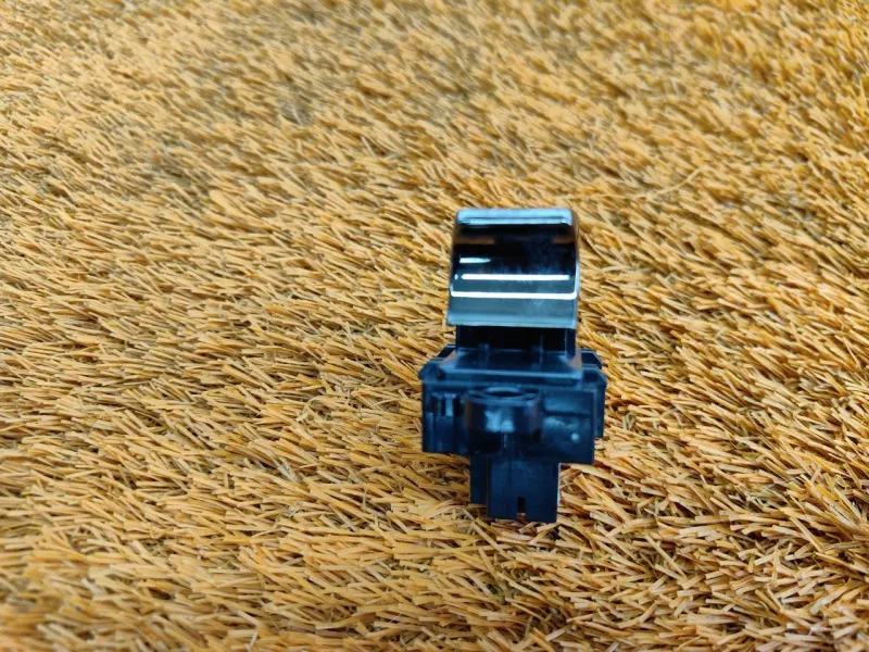 Кнопка складывания сиденья