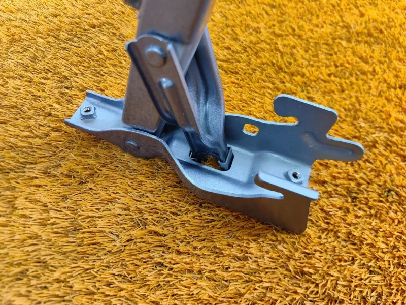 Петля багажника