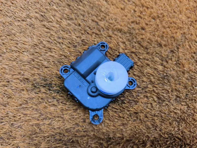 Сервопривод заслонок печки