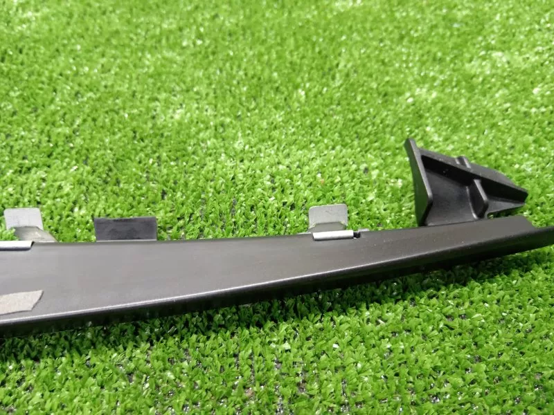 Кронштейн уплотнителя двери