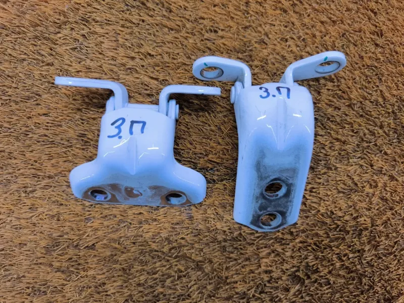 Петля двери