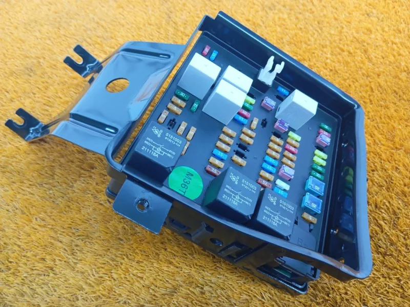 Блок предохранителей под капот