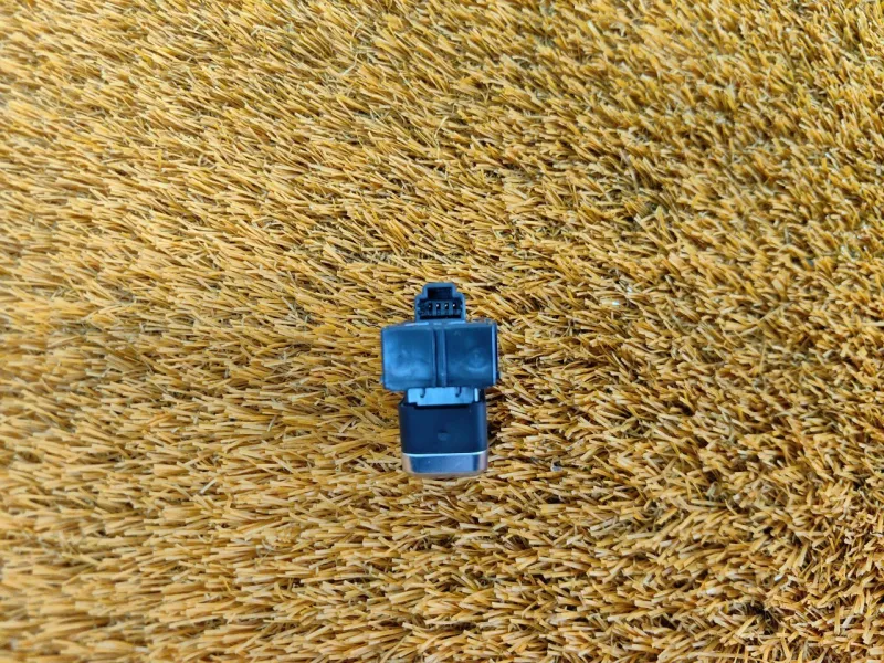 Кнопка открывания багажника