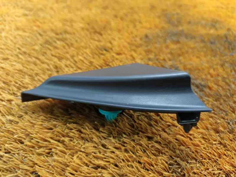 Уголок двери