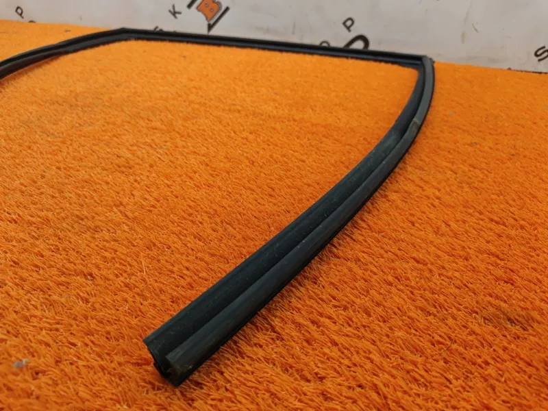 Уплотнитель стекла двери