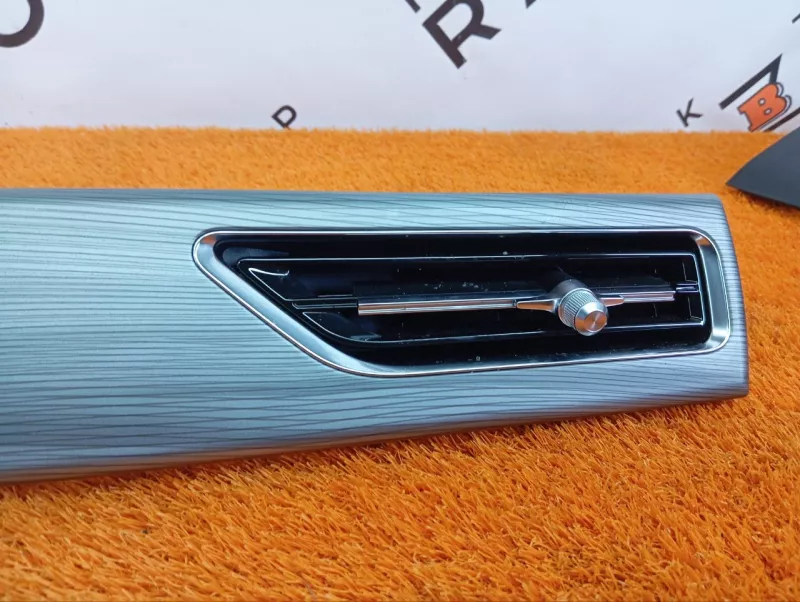 Декоративная накладка торпедо под дефлектор